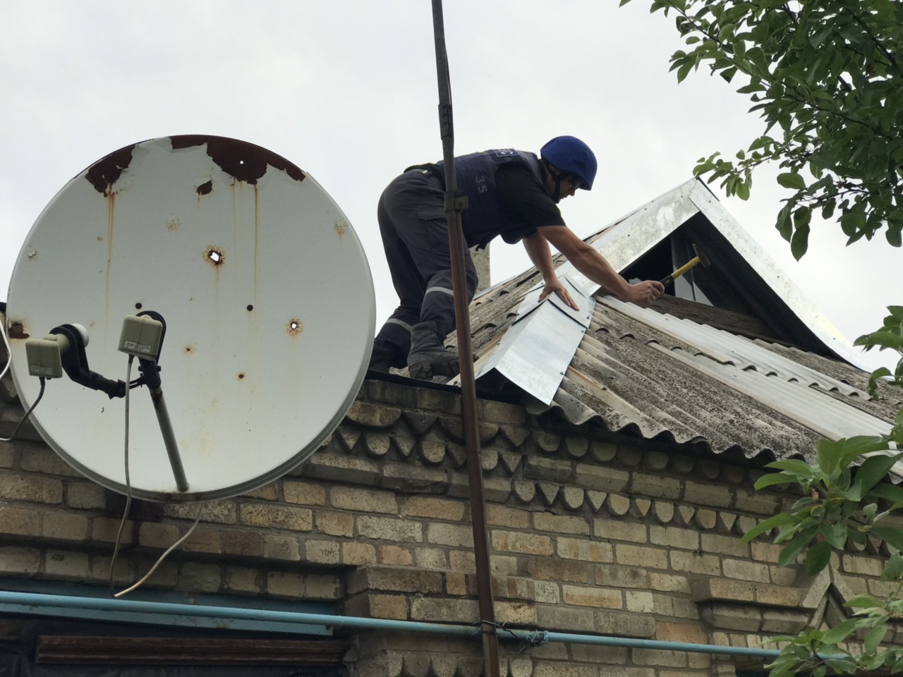 Украинские спасатели восстановили 226 домов на Донбассе