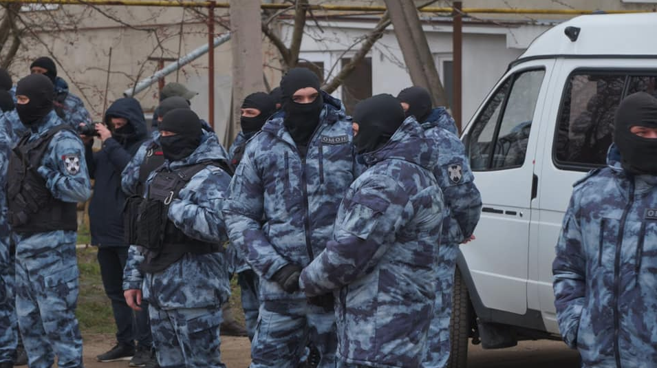 Оккупанты в Крыму снова обыскали крымских татар, увезли человека с психическим расстройством