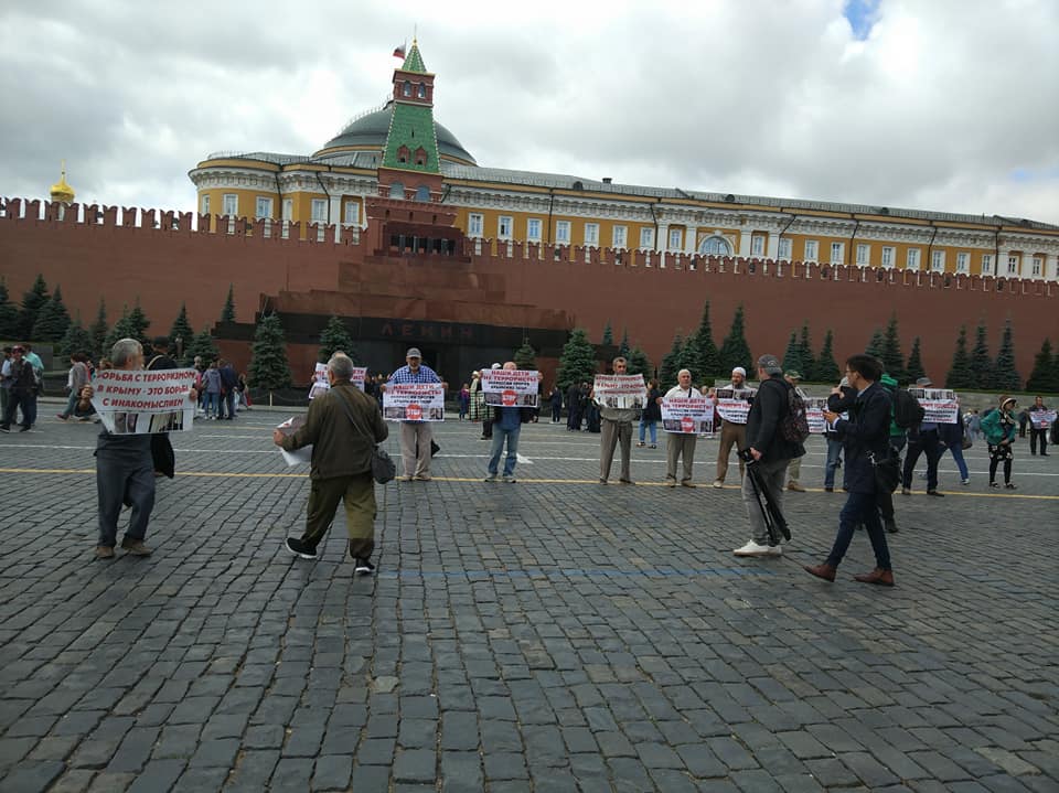 Крымские татары провели акцию на Красной площади Москвы, 7 задержанных