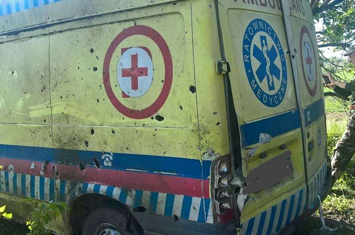 Оккупанты обстреляли санитарный автомобиль ВСУ: погиб боец, двое раненых