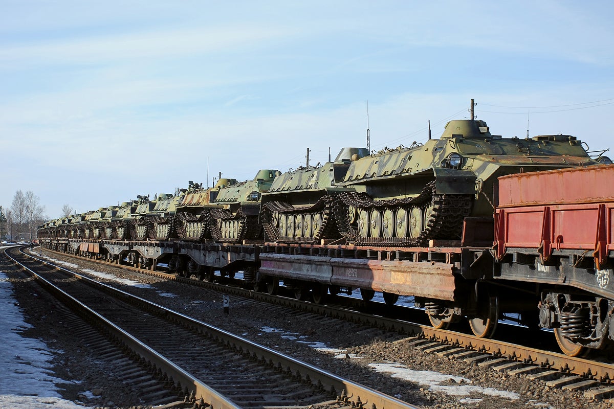 РФ ввезла на окупований Донбас вантажний потяг і техніку, – ОБСЄ