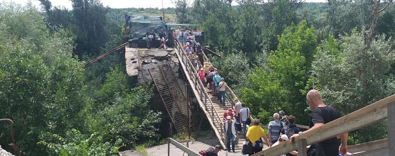 Боевики «ЛНР» не пускают украинских саперов на другую сторону разрушенного моста в Станице Луганской (ВИДЕО)
