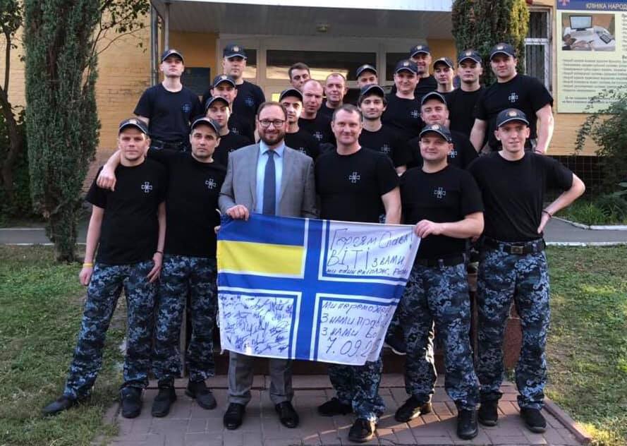 Українські моряки своїх не кидають: зібрали гроші на допомогу росіянину 