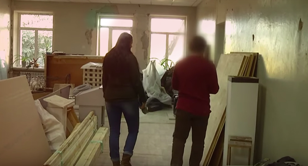 Російський волонтер відновлює будинки в Станиці Луганській