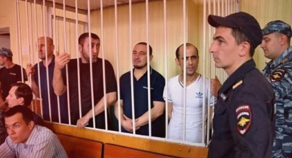 Шістьох кримських татар-політв’язнів «суд» у Криму залишив під арештом