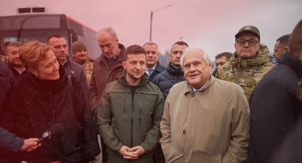 Зеленський допоміг з житлом 15 родинам на Луганщині