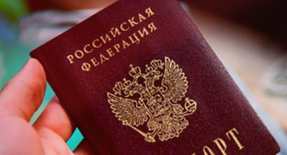 Окупанти змушують бойовиків на Донбасі отримувати паспорти РФ, а потім відбирають їх