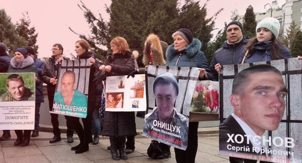 Пленники «Л-ДНР»: родственники провели акцию в поддержку заключенных