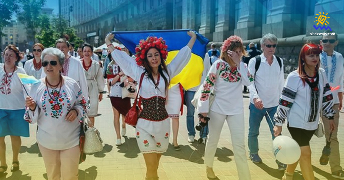 Скільки українців бажають будувати життя в Україні – опитування