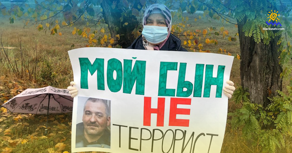 Матери крымских татар-политзаключенных вышли на одиночные пикеты в Крыму