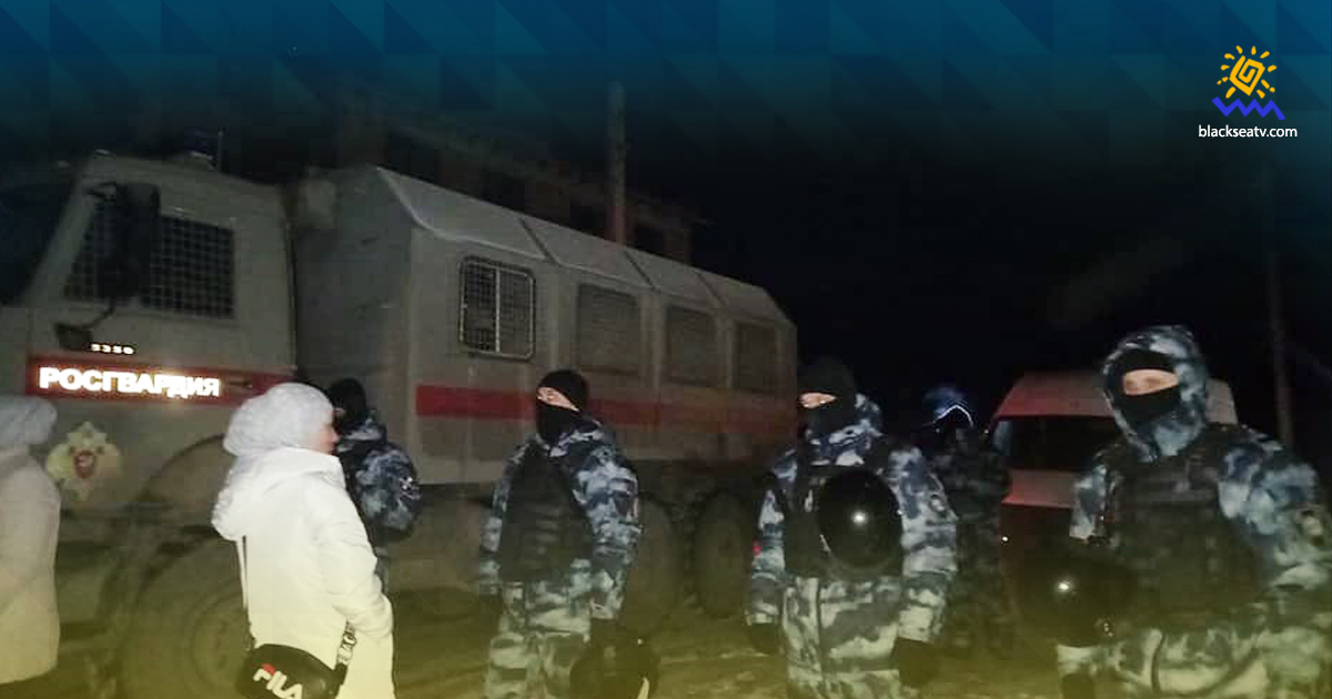 Окупанти в Криму знову провели масові обшуки у кримських татар