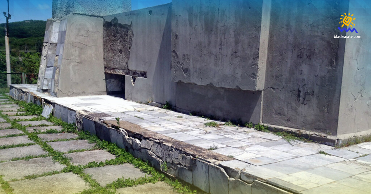 Дбають лише на словах: в Криму окупанти занедбали Братську могилу радянських воїнів