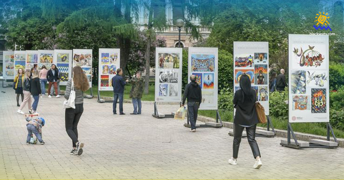 К 25-й годовщине Конституции в Киеве откроют уличную выставку детских рисунков о Майдане