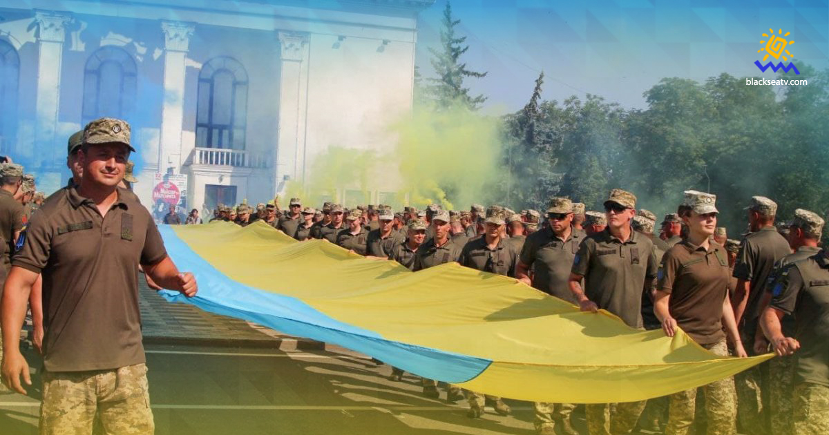 В Мариуполе военнослужащие развернули рекордный флаг