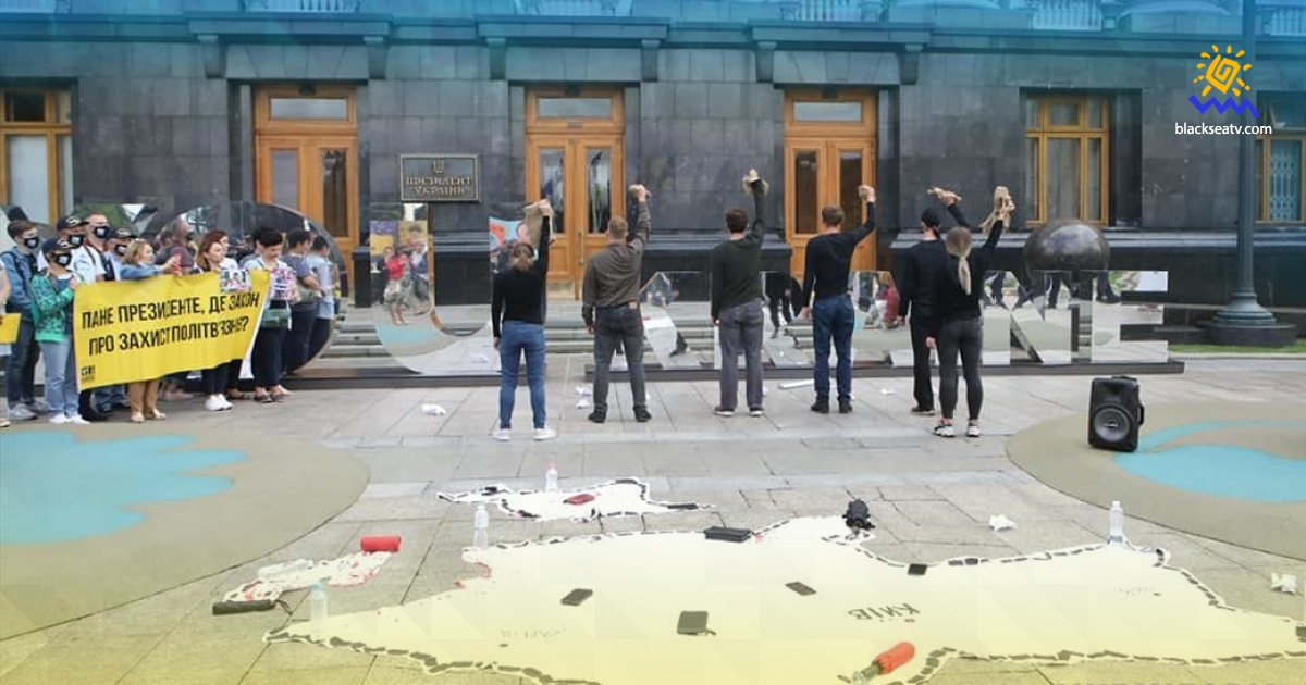 В Киеве провели митинг-перформанс «Жизнь заложников Кремля – ​​не игрушки»