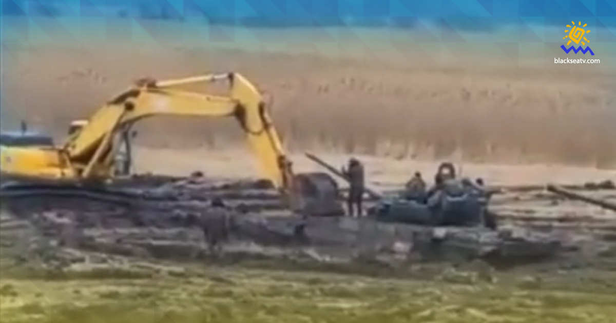 Как русские танки забоялись грязи и их доставали экскаваторами